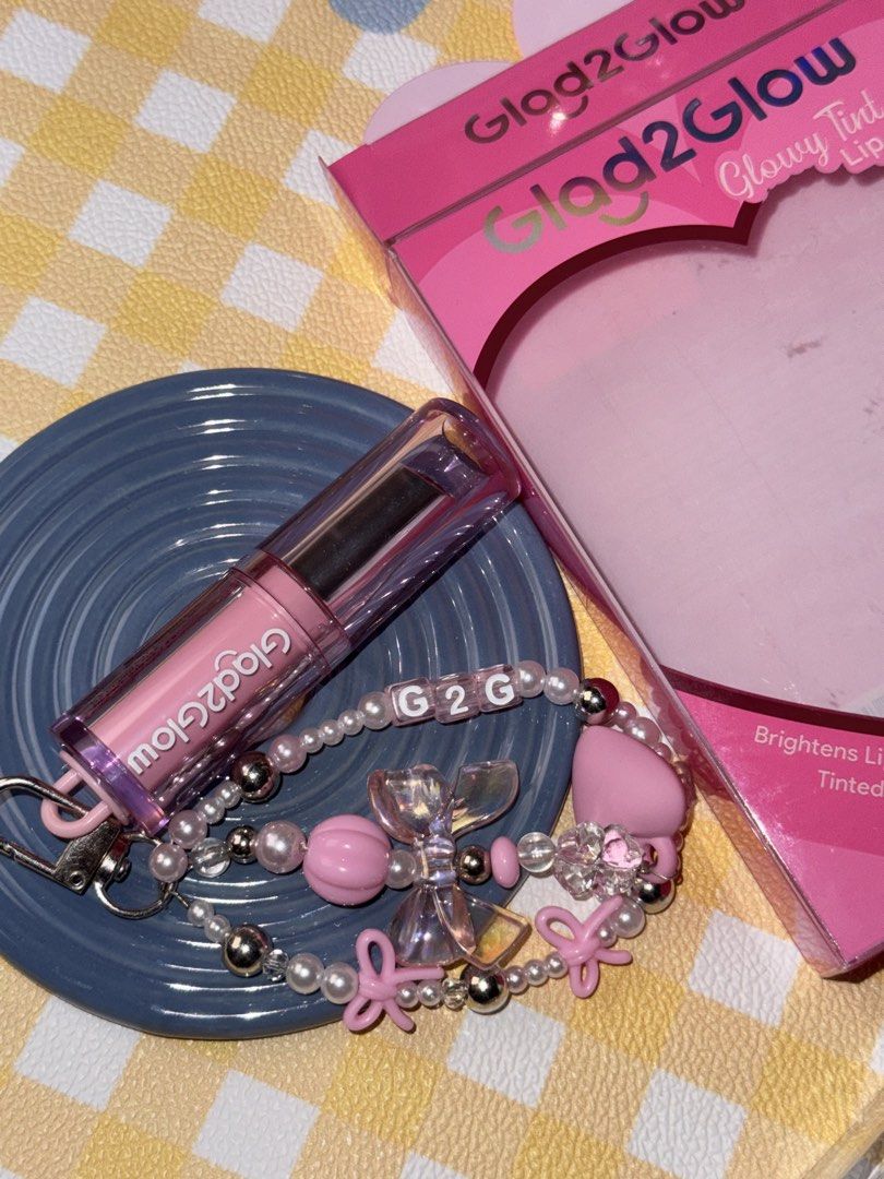 Glad2Glow Lip Balm (Category: Makeup) located in Manila. Submitted by nikaa_008 (Listing ID 1470884798, Image 3). Description: used it once lang to swatch for my video 💗.