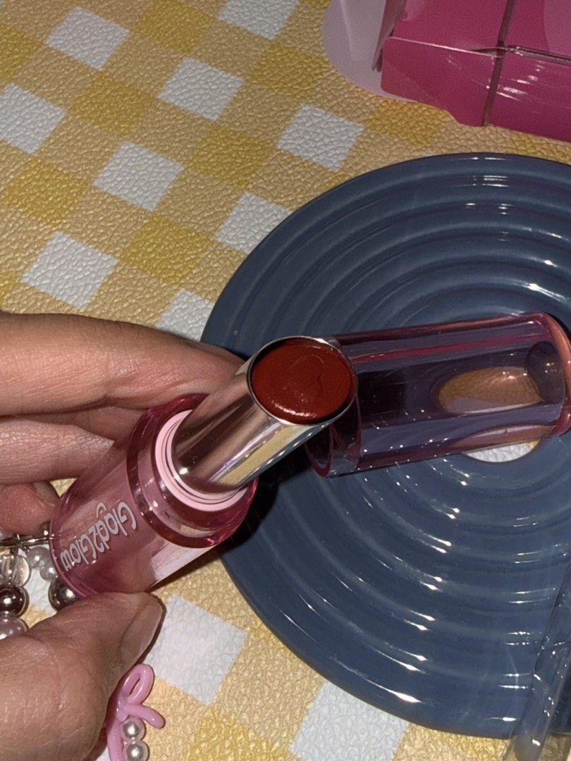 Glad2Glow Lip Balm (Category: Makeup) located in Manila. Submitted by nikaa_008 (Listing ID 1470884798, Image 2). Description: used it once lang to swatch for my video 💗.