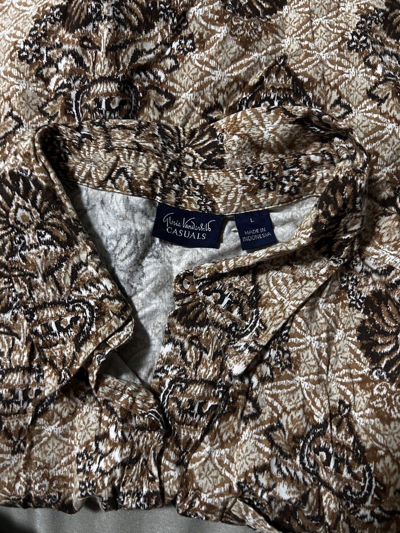 GLORIA VANDERBILT (Category: Tshirts & Polo Shirts ) located in Davao. Submitted by sart0ria85 (Listing ID 1470877061, Image 3). Description: Brown collared shitt with all-over floral and geometric Batik Java print. 55%COTTON 45%RAYON MADE IN INDONESIA 🇮🇩 LARGE. Size 8 EXCELLENT CONDITION (92/100).