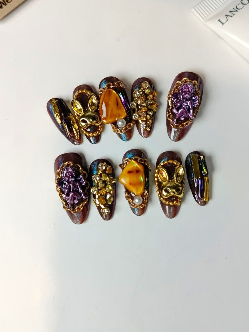 Gothic 3D Baroque Press-On Nails Set (Category: Hands & Nails) located in Manila. Submitted by thebossbabe (Listing ID 1470928874, Image 1). Description: Salon-quality press-on nails ​Very reusable (up to 4x!) at sagot ko na ang complete prep kit mo na may glue, tabs, alcohol pad, at mini file na. Perfect 'pag rush at kailangan agad ng maangas na kuko. DM ka lang, sis! .