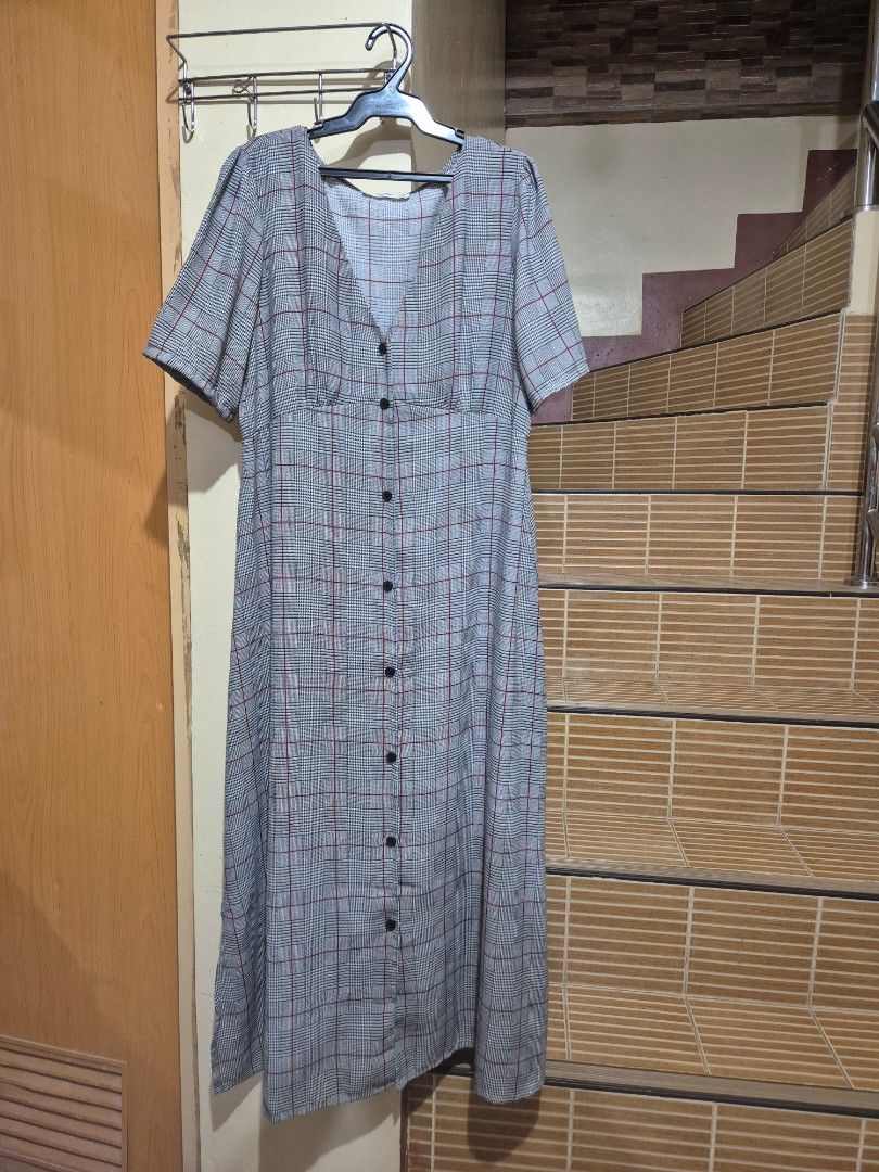 Grey Plaid Long Sleeve Button-Up Shirt (Category: Longsleeves) located in Gattaran. Submitted by uploadtounload (Listing ID 1470843460, Image 1). Description: - Color: Grey and black plaid with thin red grid lines - Style: Long-sleeve button-up with standard collar - Details: Cuffs feature a split vent detail - Fabric: Soft woven fabric, perfect for daily wear - Condition: Excellent.