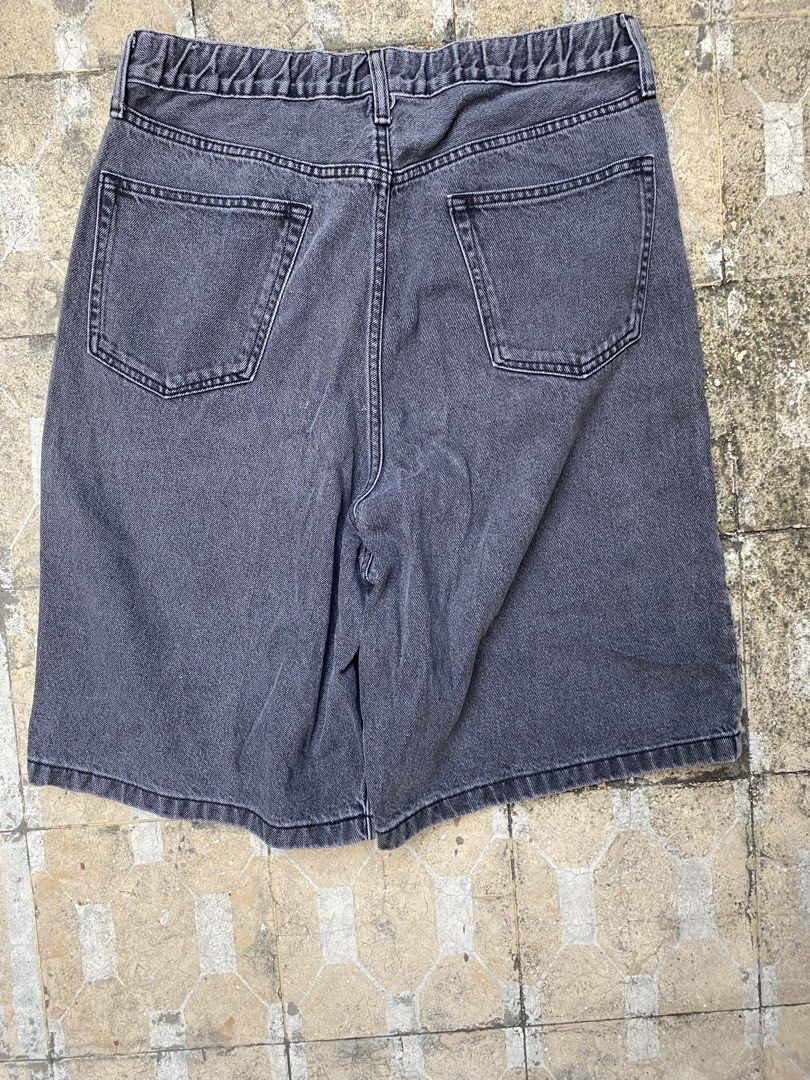 GU Grey Denim Shorts Size L (Category: Shorts) located in Imus. Submitted by frootiloots4103 (Listing ID 1470769886, Image 2). Description: - Brand: GU - Color: Washed Grey - Size: L (fits 32 waist) - Material: 100% Cotton (Made in Indonesia) - Features: Elastic waistband, button closure, front zipper - Pockets: 5-pocket design (front, back, and coin pocket) - Condition: Excellent/Ready to wear OPEN FOR NEGO (best if aspack) 📍 Imus, Cavite 4103 
