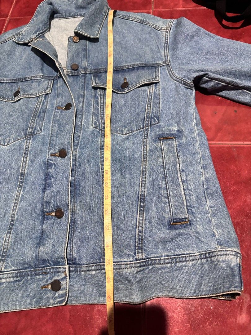 GU Jeans Modern Light Wash Denim Trucker Jacket (Category: Activewear) located in Roxas City. Submitted by gothriftaholic (Listing ID 1470901103, Image 2). Description: size M on tag can fit to L 27x21 color rate 10/10 no issue 📍 VISAYAS, CAPIZ.