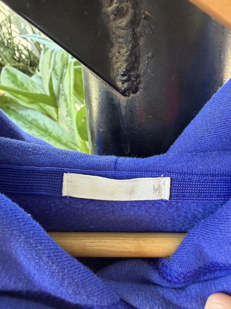 GU Purple Hoodie Size M (Category: Coats, Jackets and Outerwear) located in Cabanatuan. Submitted by topandbottomph (Listing ID 1470850636, Image 3). Description: - Brand: GU - Size: Medium (M) - Color: Solid Purple - Material: 60% Cotton, 40% Polyester blend - Interior: Soft fleece lining for extra warmth - Features: Drawstring hood, front kangaroo pocket, ribbed cuffs and hem 19x21 Good condition MOP: Gcash/Maribank/BDO MOD: J&T (regular) 📌Cab