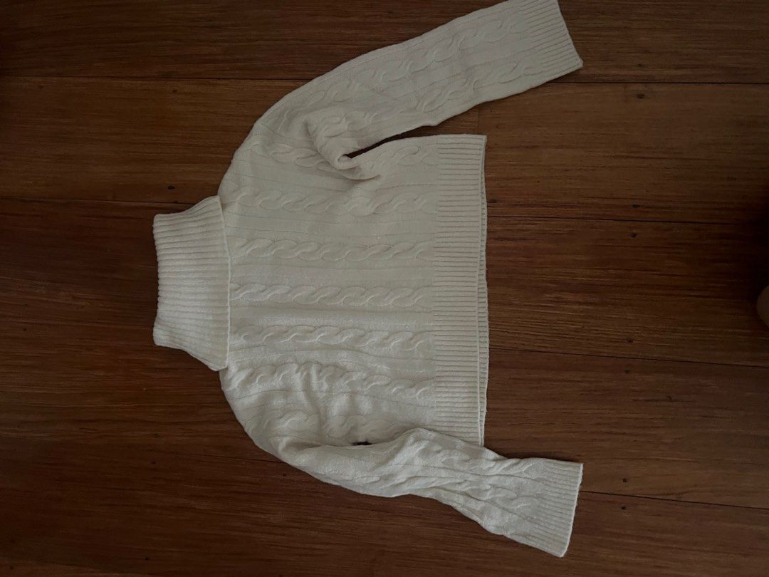 GU Wool Blend White turtleneck (Category: Longsleeves) located in Pasig City. Submitted by tiny_studios (Listing ID 1470837659, Image 2). Description: from GU Japan - color white, size S - as good as new - see last pic for when worn but orange version.