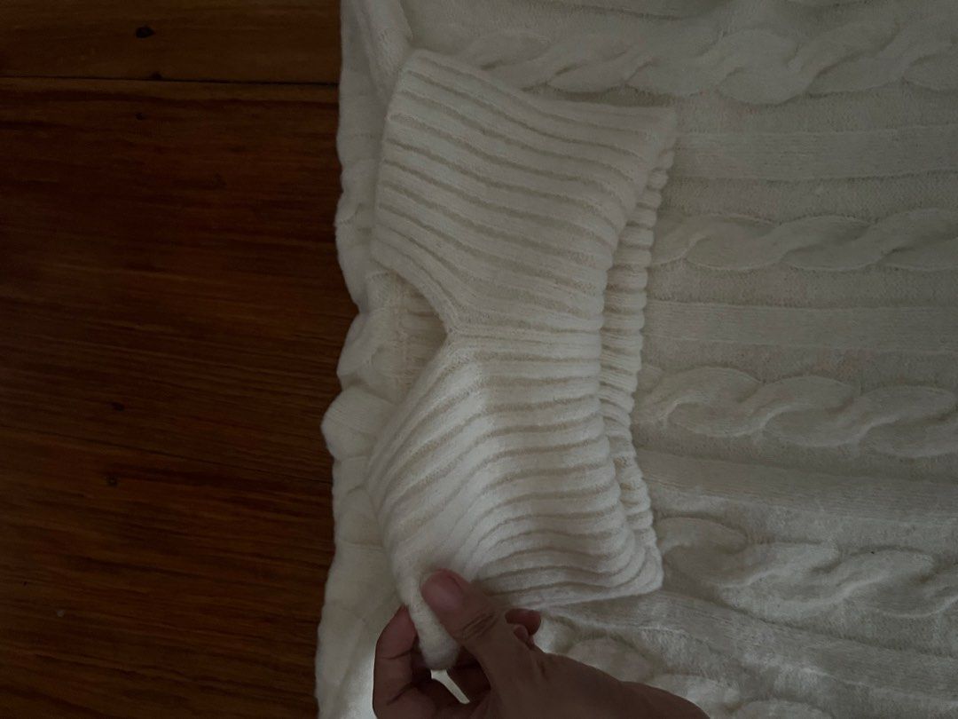 GU Wool Blend White turtleneck (Category: Longsleeves) located in Pasig City. Submitted by tiny_studios (Listing ID 1470837659, Image 3). Description: from GU Japan - color white, size S - as good as new - see last pic for when worn but orange version.