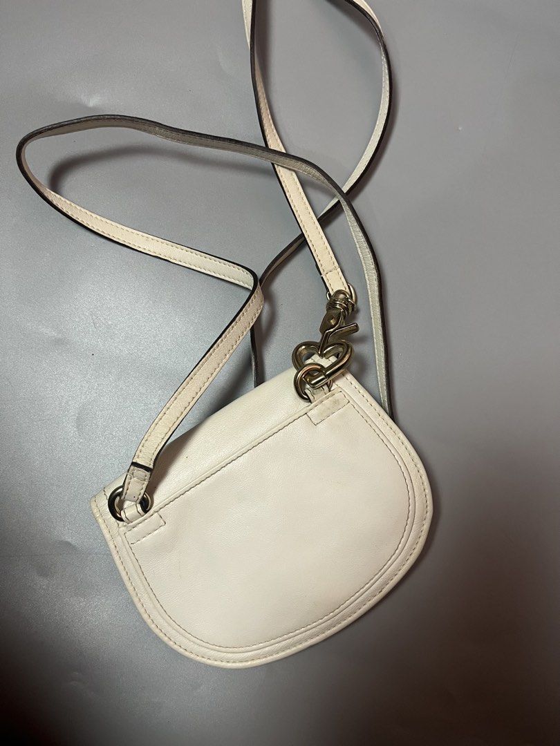 Gucci leather wallet sling (Category: Sling Bags) located in Quezon City. Submitted by theideal (Listing ID 1470910194, Image 3). Description: Read first before buy Gucci vintage wallet sling No box Still in good and presentable condition No major flaws Minor sign of use only See picture details posted.