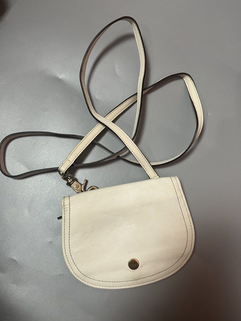 Gucci leather wallet sling (Category: Sling Bags) located in Quezon City. Submitted by theideal (Listing ID 1470910194, Image 2). Description: Read first before buy Gucci vintage wallet sling No box Still in good and presentable condition No major flaws Minor sign of use only See picture details posted.