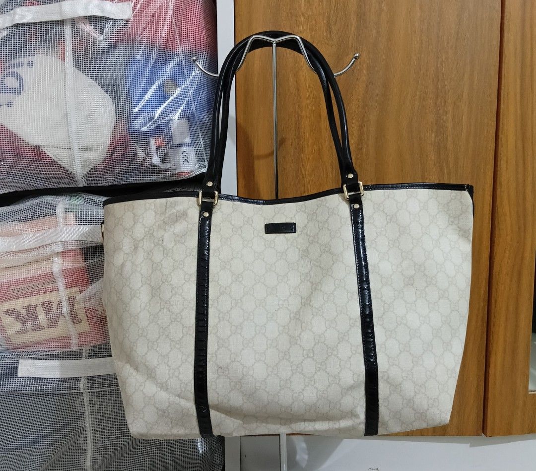 GUCCI TOTE BAG (Category: Luxury Bags & Wallets) located in San Carlos City. Submitted by noynoy11 (Listing ID 1470840747, Image 2). Description: 20W - 13L Large size excellent condition.