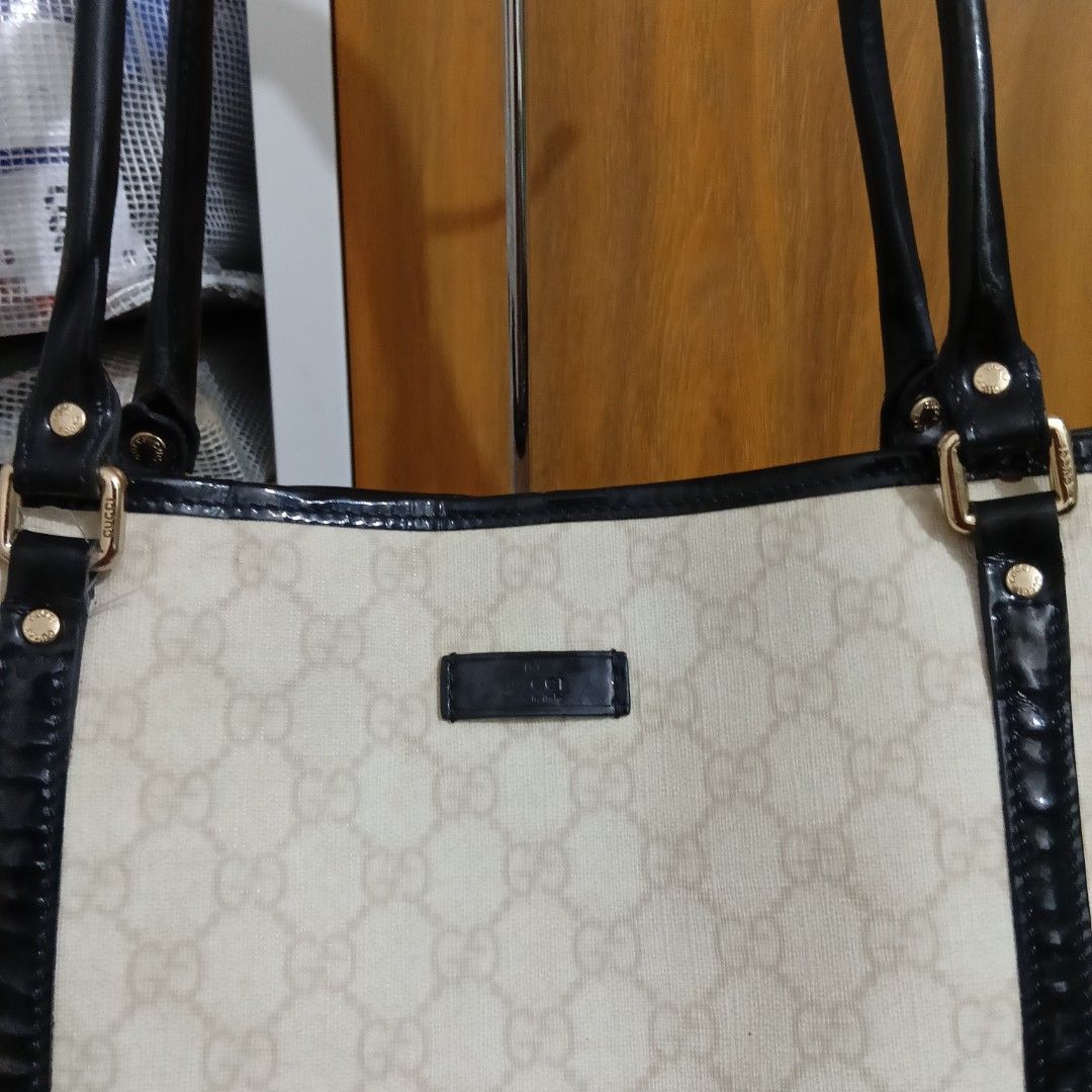 GUCCI TOTE BAG (Category: Luxury Bags & Wallets) located in San Carlos City. Submitted by noynoy11 (Listing ID 1470840747, Image 3). Description: 20W - 13L Large size excellent condition.