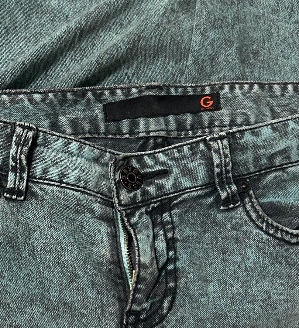 GUESS (Category: Jeans) located in Davao. Submitted by sart0ria85 (Listing ID 1470856809, Image 3). Description: Green Acid wash denim skinny jeans with a vintage faded wash with turquoise inner pocket lining and logo print. MADE IN KOREA 🇰🇷 Created in 2012. MEDIUM. Waist:27 EXCELLENT CONDITION (90/100).