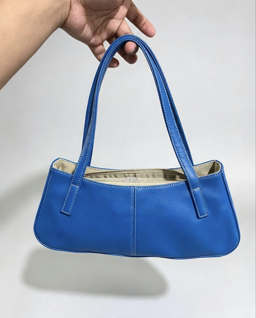 Guess Kelly bag (Category: Luxury Bags & Wallets) located in Bato. Submitted by itsmethriftlist (Listing ID 1470850043, Image 2). Description: Kelly bag No issue .