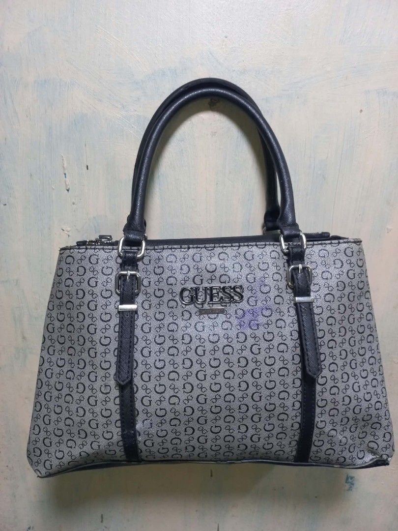 Guess Los Angeles Monogram Print Handbag (Category: Shoulder Bags) located in Quezon City. Submitted by dei03_diz (Listing ID 1470846021, Image 1). Description: - Authentic Guess Los Angeles handbag - Classic all-over monogram pattern with black faux leather trim - Silver-tone hardware and front metal logo plaque - Structured silhouette with secure zip closure - Spacious fabric-lined interior with inner pockets and branded metal tag - Flat base w