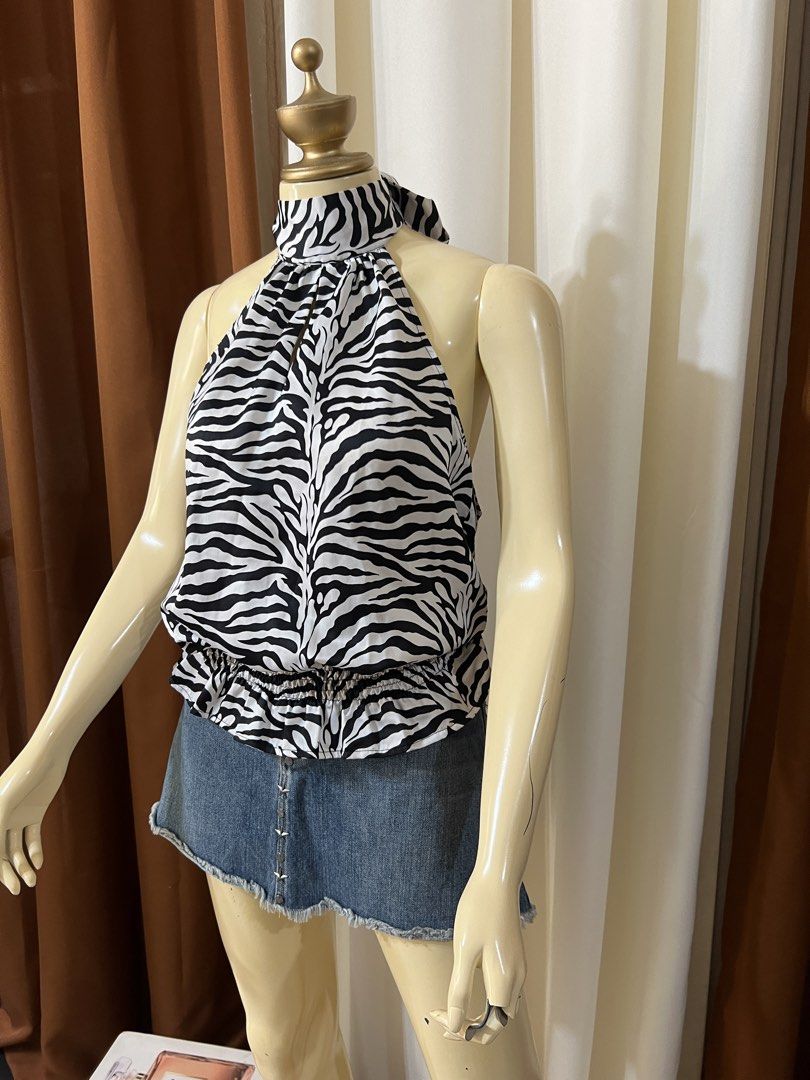GUESS sexy back (Category: Blouses) located in Cebu City. Submitted by sexyclosetph2.0 (Listing ID 1470859983, Image 3). Description: Like new condition Very nice lakas maka sexy Once of my faves Ganda Small on tag Need to let go .