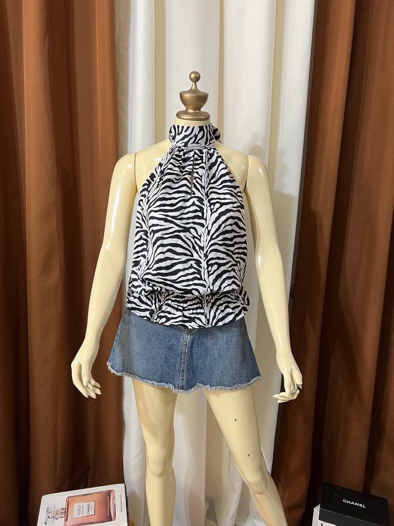 GUESS sexy back (Category: Blouses) located in Cebu City. Submitted by sexyclosetph2.0 (Listing ID 1470859983, Image 2). Description: Like new condition Very nice lakas maka sexy Once of my faves Ganda Small on tag Need to let go .