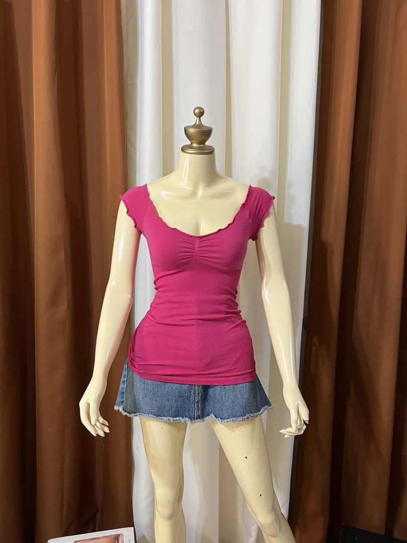GUESS Top (Category: Blouses) located in Cebu City. Submitted by sexyclosetph2.0 (Listing ID 1470859803, Image 2). Description: In great condition Very sexy and cute Fits small Very nice in actual.