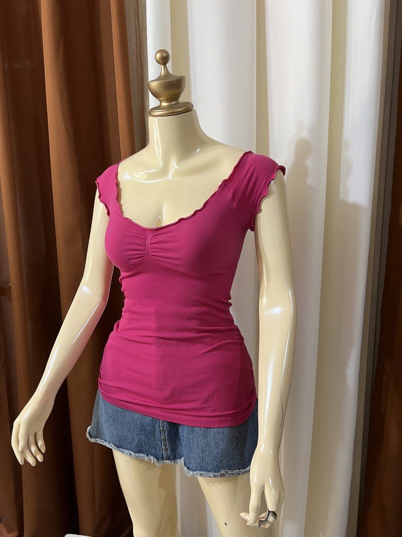 GUESS Top (Category: Blouses) located in Cebu City. Submitted by sexyclosetph2.0 (Listing ID 1470859803, Image 3). Description: In great condition Very sexy and cute Fits small Very nice in actual.