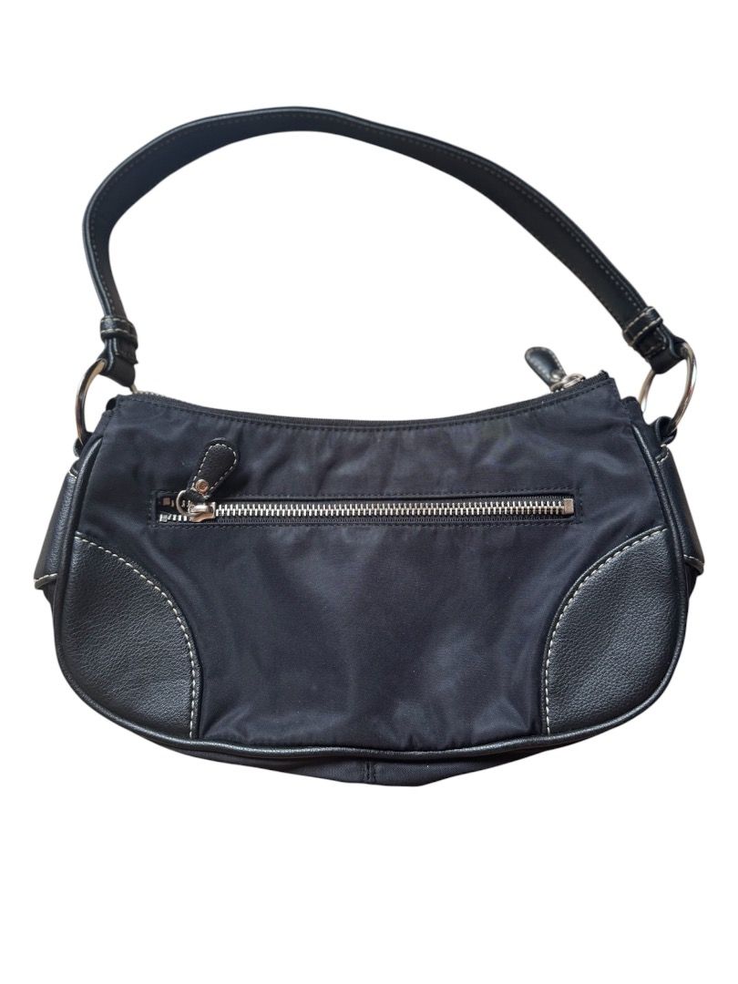 Guess y2k kili bag (Category: Shoulder Bags) located in Kabankalan. Submitted by secondhandgems2 (Listing ID 1470846911, Image 2). Description: Like new No flaws Nylon material Orig.