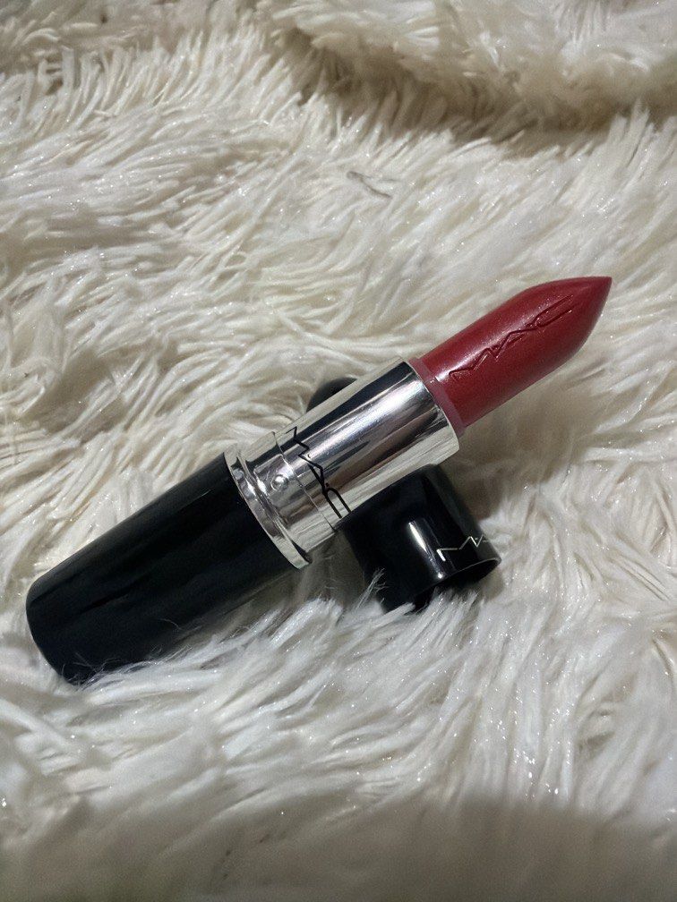 GUMMY BARE MAC LUSTERGLASS LIPSTICK (Category: Makeup) located in Pugo. Submitted by caztraine (Listing ID 1470771221, Image 2). Description: 2pcs left.