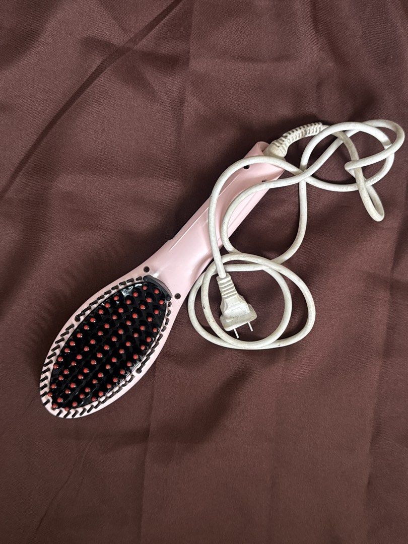 Hair Iron Brush (Category: Hair) located in Subic. Submitted by kingashantii_ (Listing ID 1470919545, Image 1). Description: Hi guys, decluttering my stuff. DM me! .