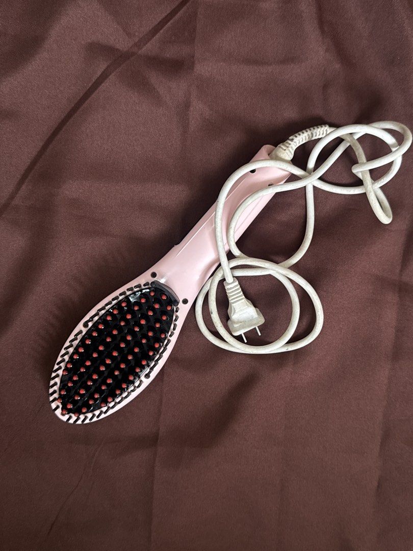 Hair Iron Brush (Category: Hair) located in Subic. Submitted by kingashantii_ (Listing ID 1470919545, Image 2). Description: Hi guys, decluttering my stuff. DM me! .