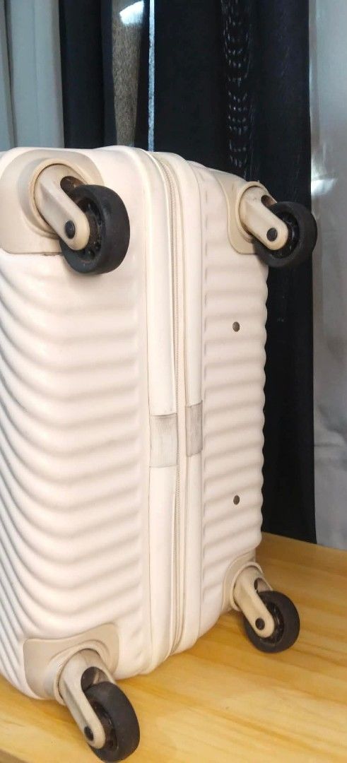 Hant Mine by Ace Japan Medium Suitcase White (Category: Luggage) located in Valenzuela. Submitted by gracebacot17959 (Listing ID 1470840505, Image 2). Description: Medium size Hant Mine suitcase imported from Japan by Ace Japan. White hardside luggage with diagonal ribbed pattern and wheel lock brake switch. Measures 23 x 15 x 9 inches and weighs 3.18 kg. Four smooth spinner wheels, telescopic handle, and top carry handle..