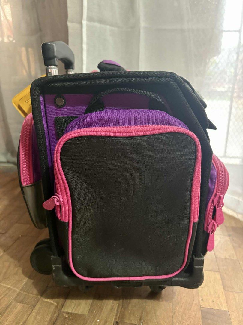 Hawk Bag for Girls (Category: Looking For) located in Paranaque City. Submitted by megimagufinds (Listing ID 1470763806, Image 3). Description: In very good condition, with free lunch bag.