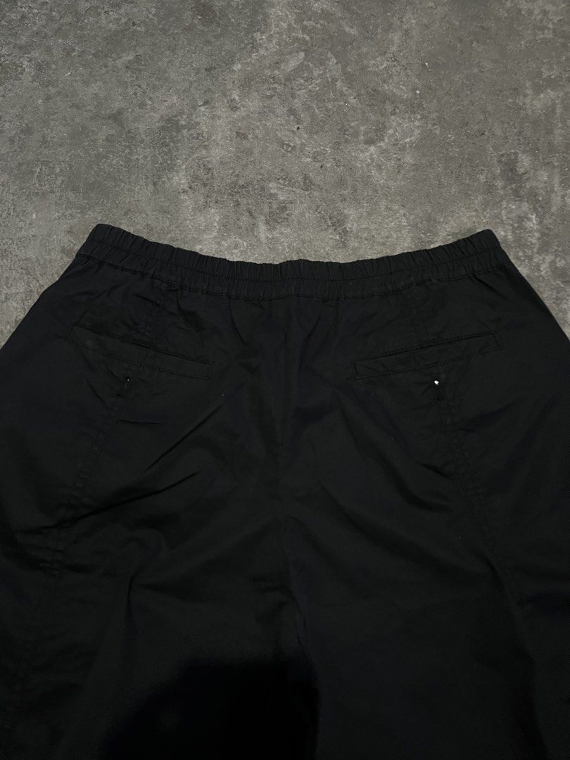 Hazzys Black Casual Shorts (Category: Shorts) located in Caloocan City. Submitted by fairfits (Listing ID 1470791572, Image 3). Description: - Brand: Hazzys - Color: Black - Material: Cotton and polyurethane blend (comfortable stretch) - Waistband: Elastic with comfortable stretch - Pockets: Two back pockets with button closures and stylish striped inner lining - Details: Clean stitching throughout - Style: Casual wear, easy to match - Condition: