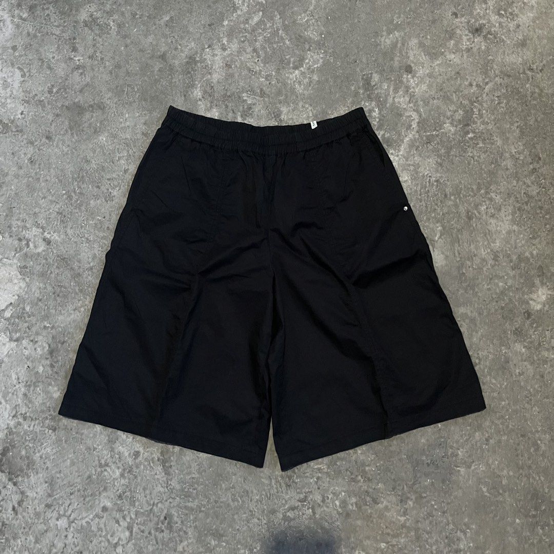 Hazzys Black Casual Shorts (Category: Shorts) located in Caloocan City. Submitted by fairfits (Listing ID 1470791572, Image 1). Description: - Brand: Hazzys - Color: Black - Material: Cotton and polyurethane blend (comfortable stretch) - Waistband: Elastic with comfortable stretch - Pockets: Two back pockets with button closures and stylish striped inner lining - Details: Clean stitching throughout - Style: Casual wear, easy to match - Condition: