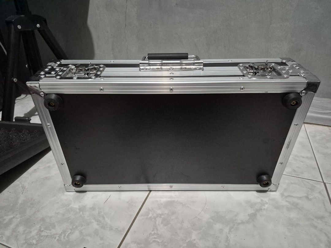 Heavy Duty Flight Case Hardcase Pedalboard (Category: Music Accessories) located in Cavite. Submitted by ayzwethinkweiz (Listing ID 1470907737, Image 2). Description: Heavy Duty Flight Case Hardcase Pedalboard Fits BOSS ME90 ME80 ME70 GX100 and other various Multieffects and Pedals Dimensions in Inches External 20L x 11W x 4.5H Internal 18.3L x 8.5W x 3.5H 📍Dasmarinas Cavite, can ship via Lalamove in NCR or nearby area via buyers booking..