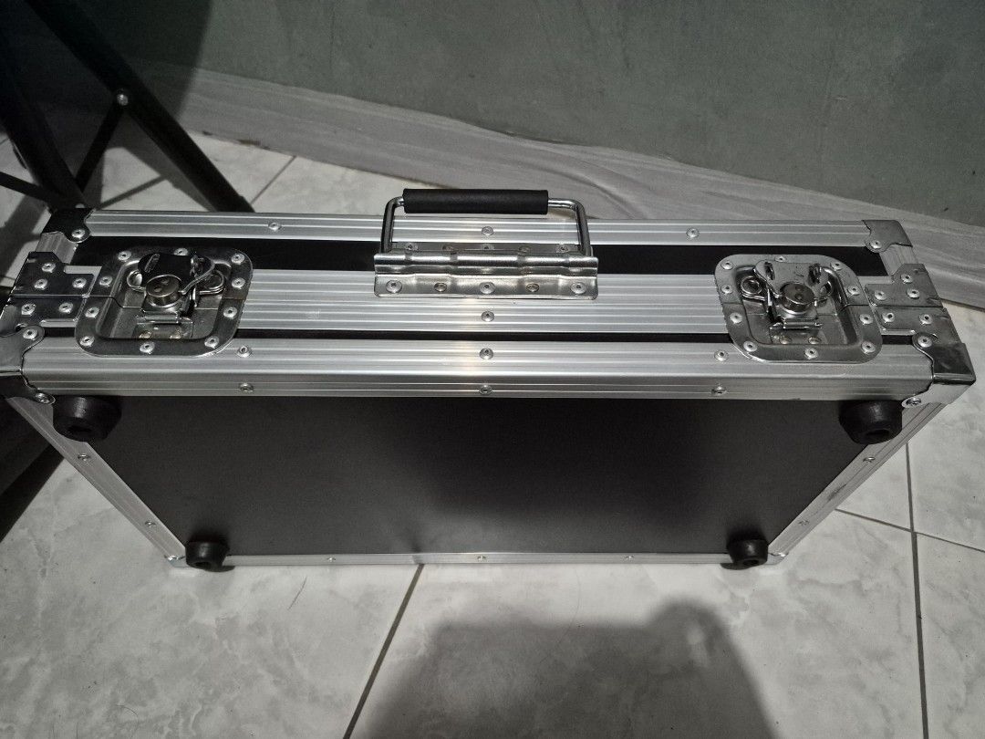Heavy Duty Flight Case Hardcase Pedalboard (Category: Music Accessories) located in Cavite. Submitted by ayzwethinkweiz (Listing ID 1470907737, Image 1). Description: Heavy Duty Flight Case Hardcase Pedalboard Fits BOSS ME90 ME80 ME70 GX100 and other various Multieffects and Pedals Dimensions in Inches External 20L x 11W x 4.5H Internal 18.3L x 8.5W x 3.5H 📍Dasmarinas Cavite, can ship via Lalamove in NCR or nearby area via buyers booking..