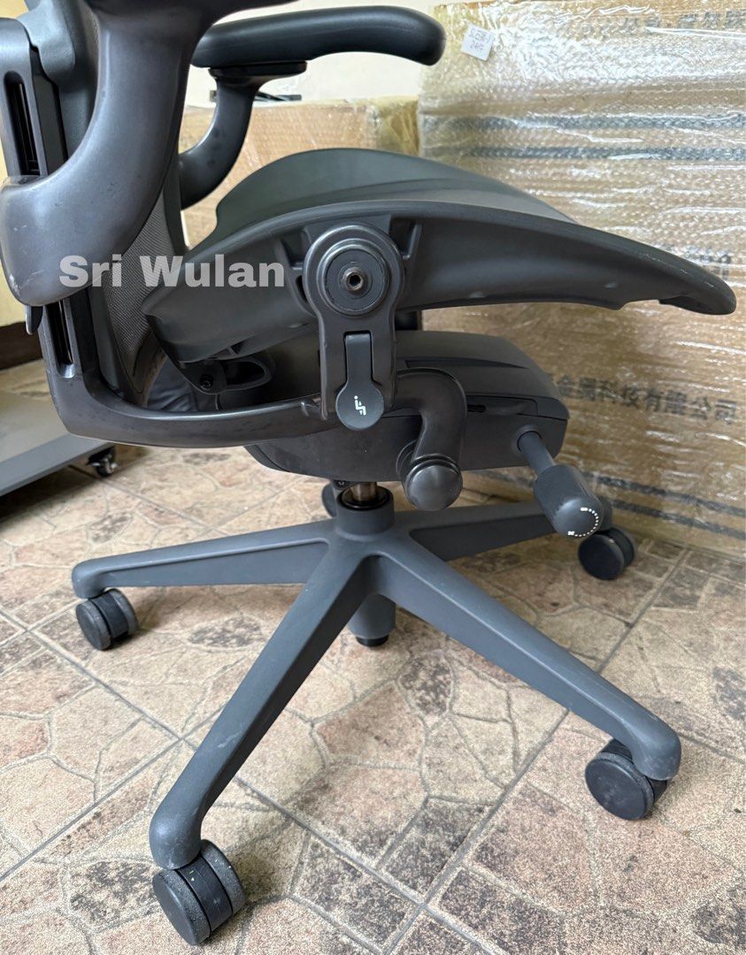 Herman Miller Aeron Remastered (Category: Office Furniture & Fixtures) located in Mandaluyong City. Submitted by jenerously (Listing ID 1470873819, Image 3). Description: *Size: B *Color: Carbon *All mechanisms are working properly *Pick up or Lalamove *Mandaluyong location *Check all you want *Stored, no longer in use.