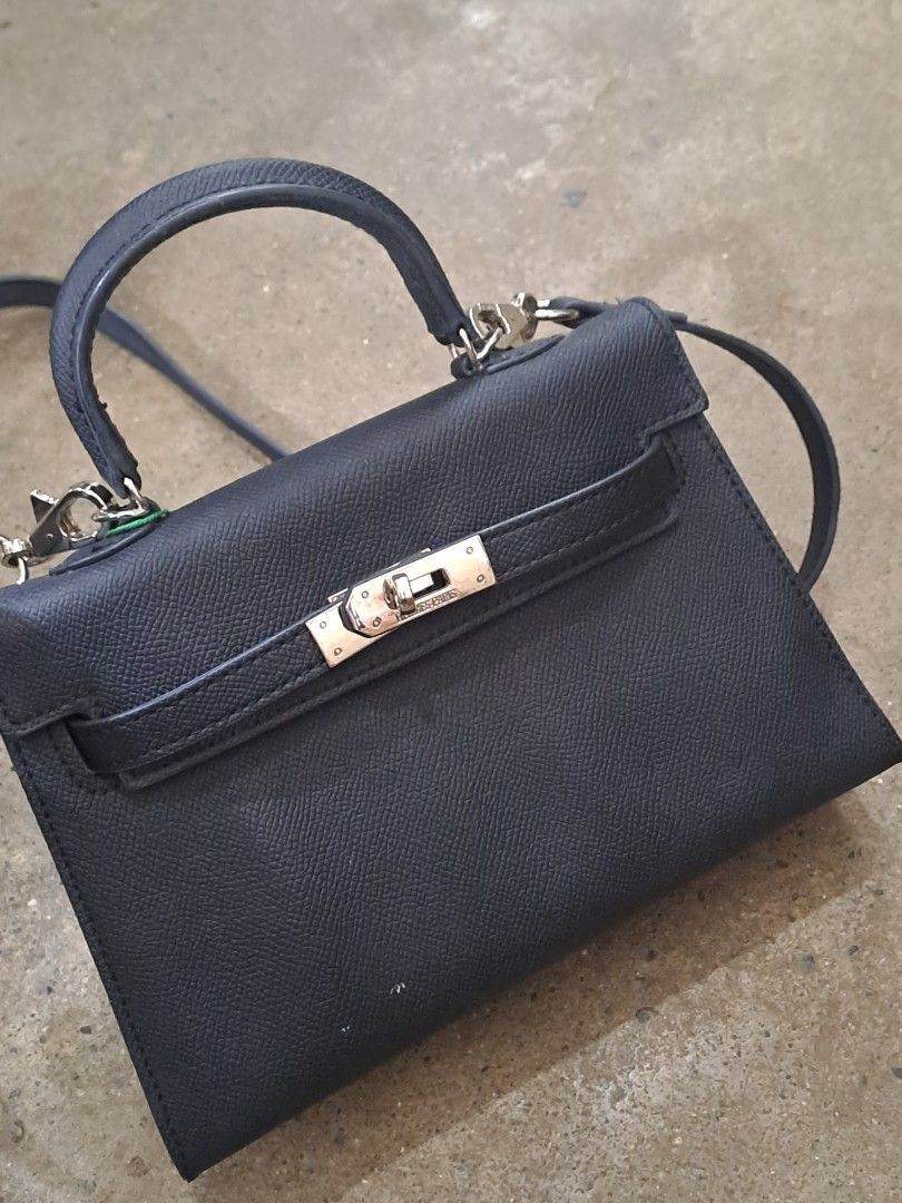 Hermes Kelly Handbag (Category: Luxury Bags & Wallets) located in Narra. Submitted by jervs29corner (Listing ID 1470835519, Image 2). Description: hermes bag in good condition has a issue sign of used a .
