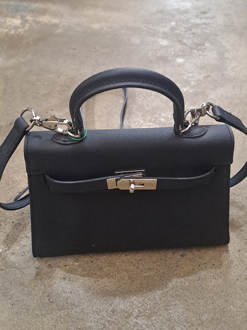 Hermes Kelly Handbag (Category: Luxury Bags & Wallets) located in Narra. Submitted by jervs29corner (Listing ID 1470835519, Image 1). Description: hermes bag in good condition has a issue sign of used a .
