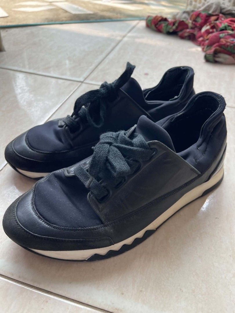 HERMES STADIUM SNEAKERS (Category: Sneakers) located in Zamboanga. Submitted by ems-a0e5 (Listing ID 1470764072, Image 2). Description: HERMES STADIUM SNEAKERS SIZE 39½ on tag Good Condition.