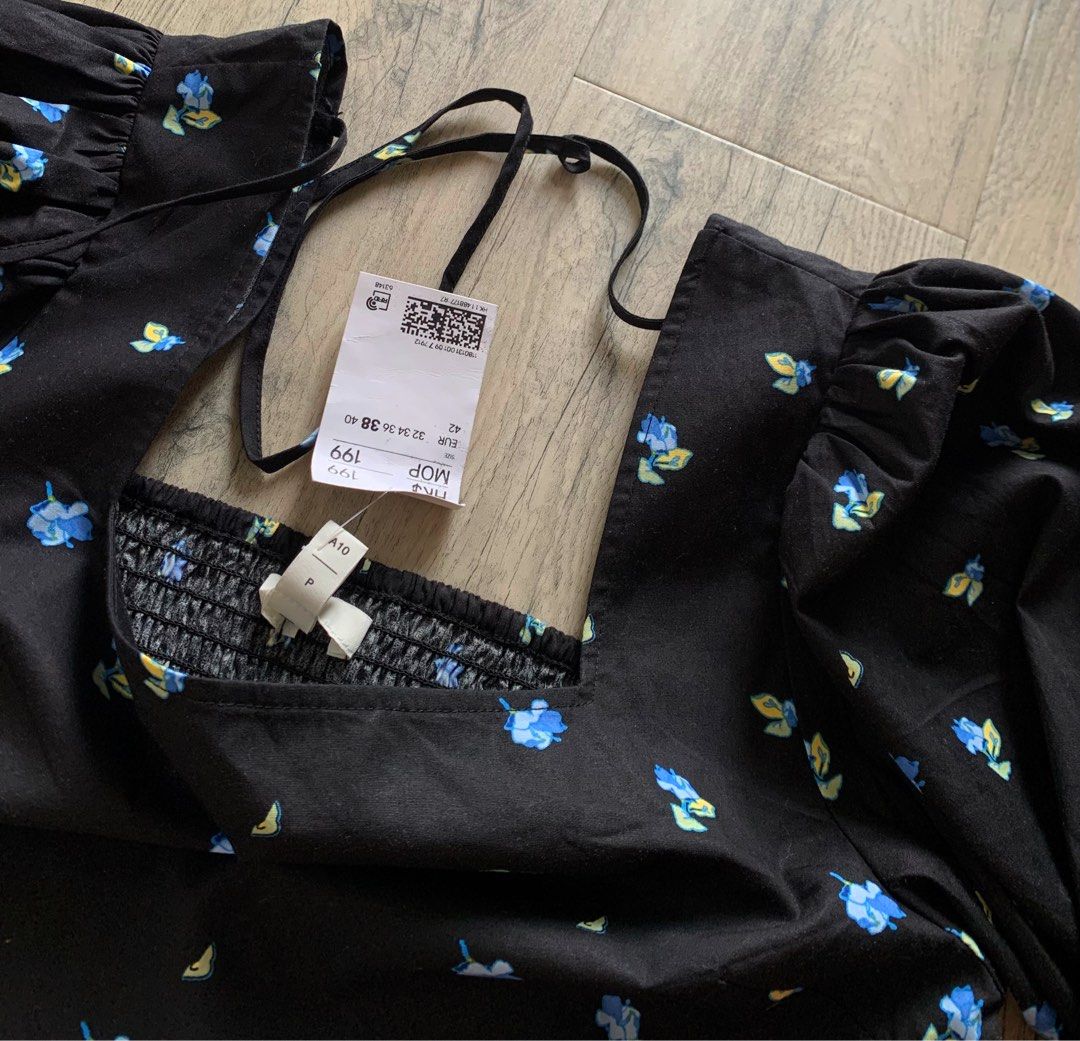 H&M Black Floral Puff -sleeves Top / 1701 (Category: Others Tops) located in Paranaque City. Submitted by famsale2016 (Listing ID 1470801774, Image 3). Description: Brand new ✨ Size M on tag H&M black and blue floral puff-sleeve crop blouse with a square neckline and back tie-straps..