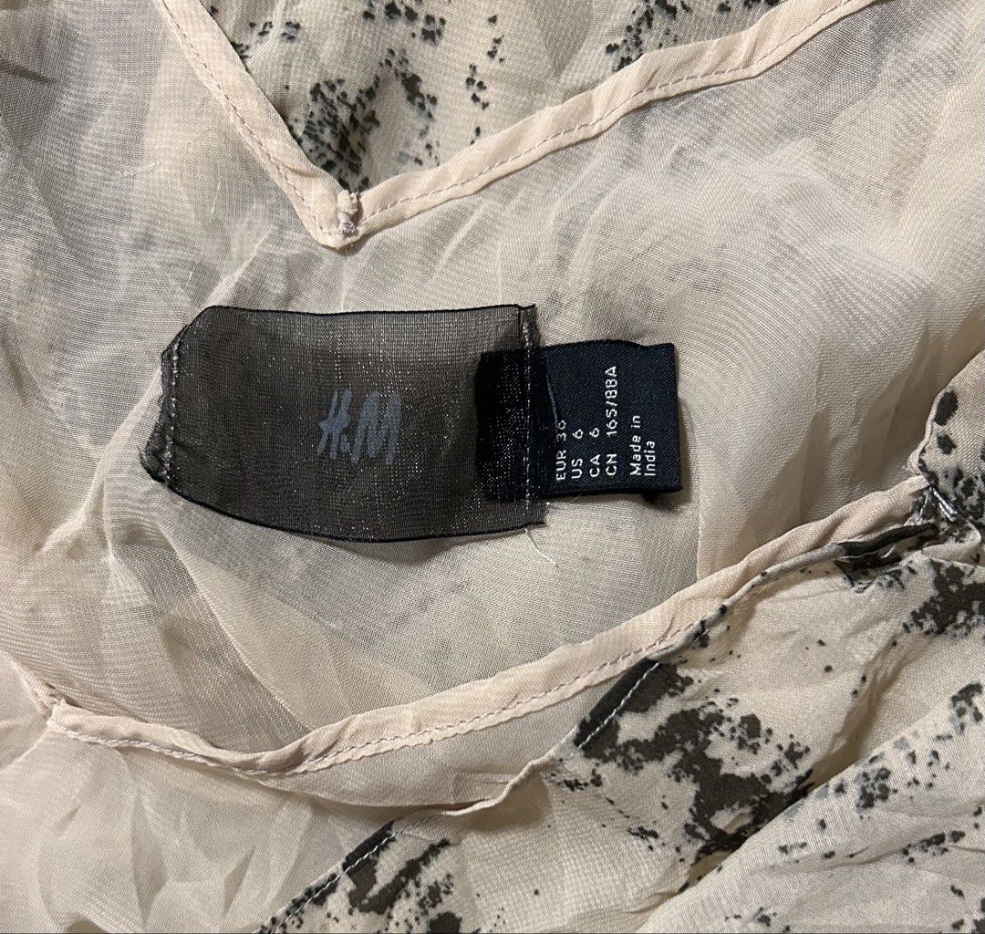 H&M (Category: Dresses) located in Davao. Submitted by sart0ria85 (Listing ID 1470871717, Image 3). Description: Sleeveless V-neck wrap bodice dress with a draped, flared skirt inBeige and dark brown snakeskin print. 100% POLYESTER MADE IN INDIA 🇮🇳 MEDIUM. Size 6 EXCELLENT CONDITION (93/100).
