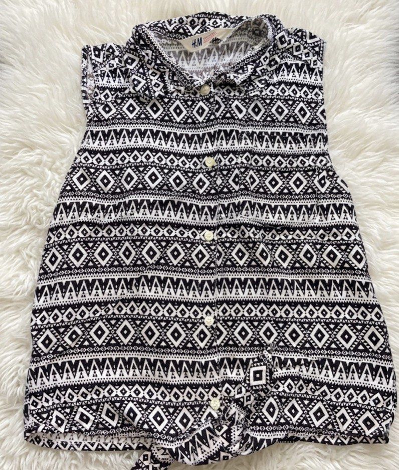 H&M Black and White Patterned Sleeveless Top (Category: Blouses) located in Quezon City. Submitted by rbiityr (Listing ID 1470836008, Image 1). Description: black and white geometric print with cute tie-knot hem at the bottom. ideal for the hot weather sa ph and good siya paired with denim shorts !.