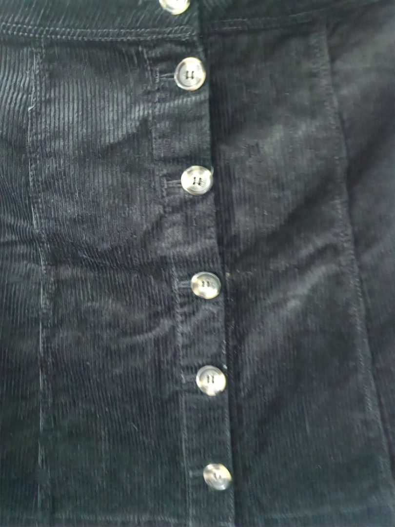H&M Black Corduroy Button-Front Mini Skirt (Category: Skirts) located in Las Pinas. Submitted by bckhood_thrift_store (Listing ID 1470832701, Image 3). Description: H&M Black Corduroy Button-Front Mini Skirt ✨ °Size 34 °Brandnew with Hang tag °Authentic H&M 💯 °No issue ₱350 Shipped via JNT 🚛🚛 DM me 📩📩 Laspiñas/Greenhills Loc 📍.