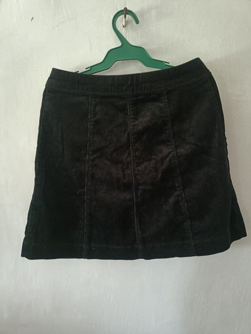 H&M Black Corduroy Button-Front Mini Skirt (Category: Skirts) located in Las Pinas. Submitted by bckhood_thrift_store (Listing ID 1470832701, Image 2). Description: H&M Black Corduroy Button-Front Mini Skirt ✨ °Size 34 °Brandnew with Hang tag °Authentic H&M 💯 °No issue ₱350 Shipped via JNT 🚛🚛 DM me 📩📩 Laspiñas/Greenhills Loc 📍.