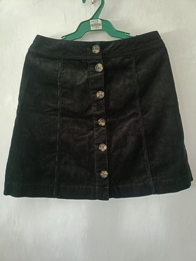 H&M Black Corduroy Button-Front Mini Skirt (Category: Skirts) located in Las Pinas. Submitted by bckhood_thrift_store (Listing ID 1470832701, Image 1). Description: H&M Black Corduroy Button-Front Mini Skirt ✨ °Size 34 °Brandnew with Hang tag °Authentic H&M 💯 °No issue ₱350 Shipped via JNT 🚛🚛 DM me 📩📩 Laspiñas/Greenhills Loc 📍.