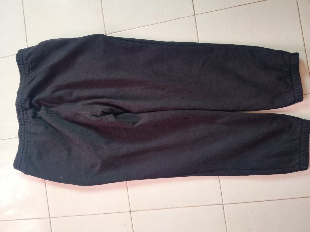 H&M Black Cotton Sweatpants Size L (Category: Joggers) located in Manila. Submitted by mmanlapaz97 (Listing ID 1470792156, Image 1). Description: - Brand/Model: H&M Black Cotton Sweatpants - Size: L - Material: 100% comfortable cotton - Features: Elastic waistband and ribbed ankle cuffs - Condition: Decent shape with normal signs of wear around the waistband - Style: Casual everyday joggers for lounging or errands.