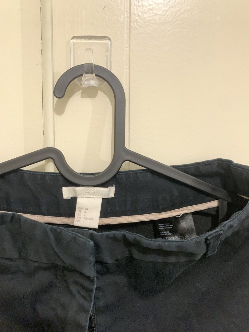 H&M Black Shorts Size US 4 (Category: Shorts) located in Pasig City. Submitted by lovedbyri (Listing ID 1470873836, Image 2). Description: - Brand: H&M - Size: US 4 / EUR 34 - Color: Black - Features: Structured waistband with belt loops, front pockets, cuffed hems, and a single back welt pocket - Style: Clean, classic design, perfect for casual tops or blouses for everyday wear.