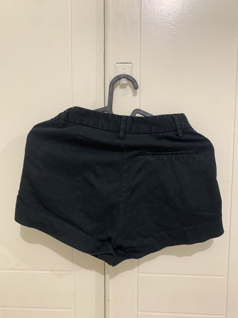 H&M Black Shorts Size US 4 (Category: Shorts) located in Pasig City. Submitted by lovedbyri (Listing ID 1470873836, Image 3). Description: - Brand: H&M - Size: US 4 / EUR 34 - Color: Black - Features: Structured waistband with belt loops, front pockets, cuffed hems, and a single back welt pocket - Style: Clean, classic design, perfect for casual tops or blouses for everyday wear.