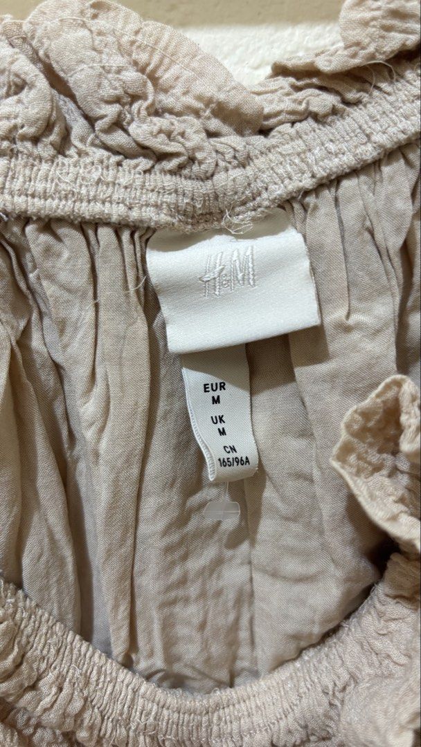 H&M Crinkled Peasant Blouse Size M Beige (Category: Blouses) located in Santa Cruz. Submitted by zellethrifts (Listing ID 1470923845, Image 3). Description: • Bought in H&M Japan 🇯🇵 • Brand new / unused • Fits Medium to Semi XL • In excellent condition • Photos taken using mannequin only 🚚 Shipping via J&T only 📦 Shipping fee to be shouldered by buyer 💳 Mode of payment: GCash 📍 Santa Cruz, Laguna.