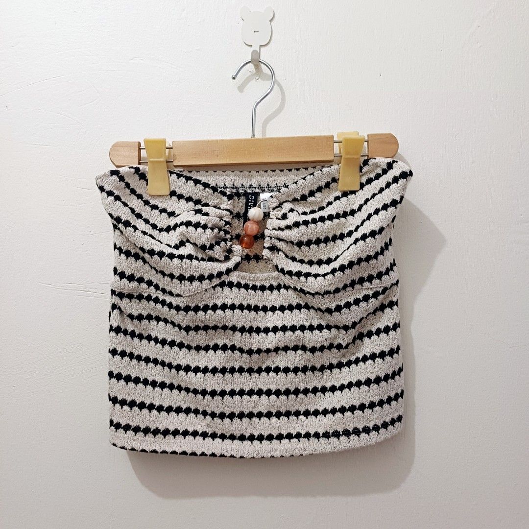 H&M Divided Striped Tube Top Size L (Category: Sleeveless) located in Pasig City. Submitted by eden_online_shop (Listing ID 1470815867, Image 1). Description: - Size: L (Fits Medium to Large) - Length: 32cm - Width: 35.5cm - Color: Cream/Black, Striped - Fit: Slim fit - Style: Tube top, Strapless, Cutout - Material: Stretchy textured knit fabric - Design Details: Unique beaded charm at the front neckline - Style: Strapless, great for casual outin