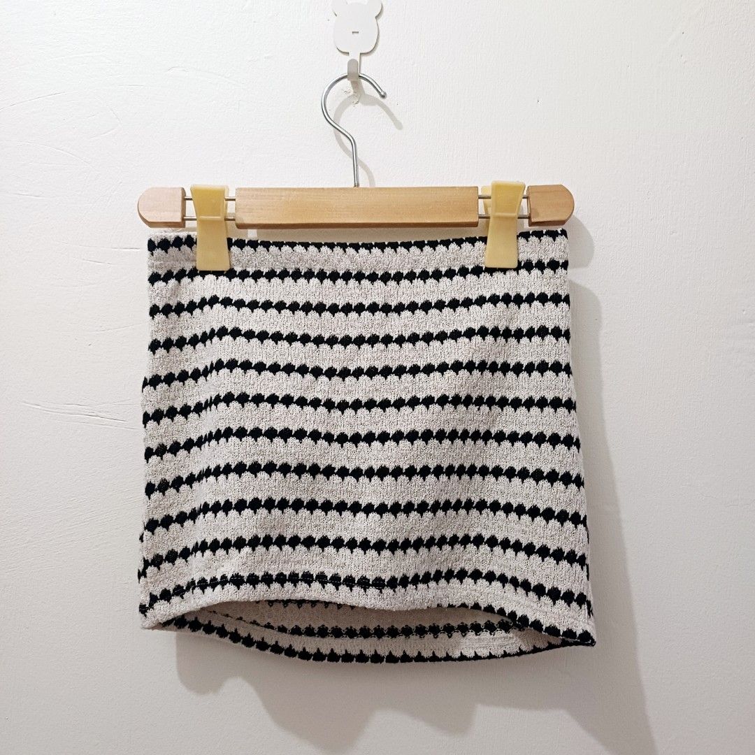 H&M Divided Striped Tube Top Size L (Category: Sleeveless) located in Pasig City. Submitted by eden_online_shop (Listing ID 1470815867, Image 2). Description: - Size: L (Fits Medium to Large) - Length: 32cm - Width: 35.5cm - Color: Cream/Black, Striped - Fit: Slim fit - Style: Tube top, Strapless, Cutout - Material: Stretchy textured knit fabric - Design Details: Unique beaded charm at the front neckline - Style: Strapless, great for casual outin