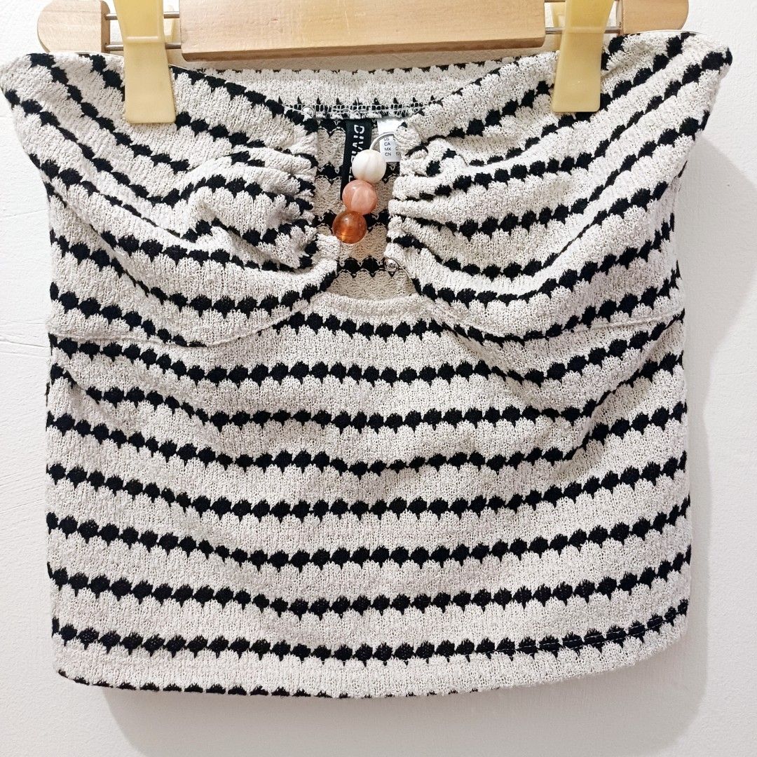 H&M Divided Striped Tube Top Size L (Category: Sleeveless) located in Pasig City. Submitted by eden_online_shop (Listing ID 1470815867, Image 3). Description: - Size: L (Fits Medium to Large) - Length: 32cm - Width: 35.5cm - Color: Cream/Black, Striped - Fit: Slim fit - Style: Tube top, Strapless, Cutout - Material: Stretchy textured knit fabric - Design Details: Unique beaded charm at the front neckline - Style: Strapless, great for casual outin