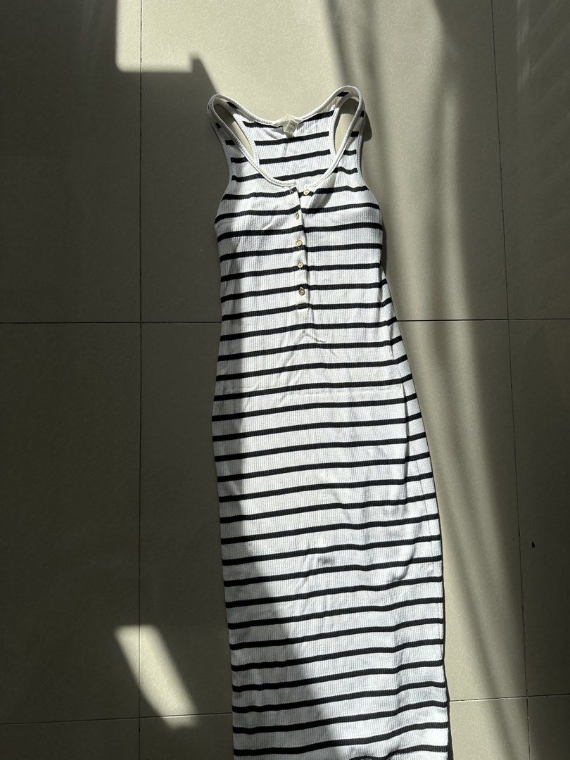 H&M dress (Category: Dresses) located in Quezon City. Submitted by byzeya (Listing ID 1470856162, Image 2). Description: Xs on tag.