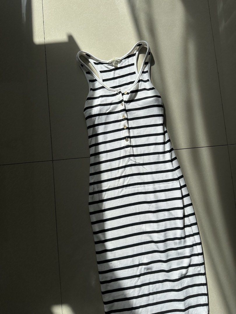 H&M dress (Category: Dresses) located in Quezon City. Submitted by byzeya (Listing ID 1470856162, Image 1). Description: Xs on tag.